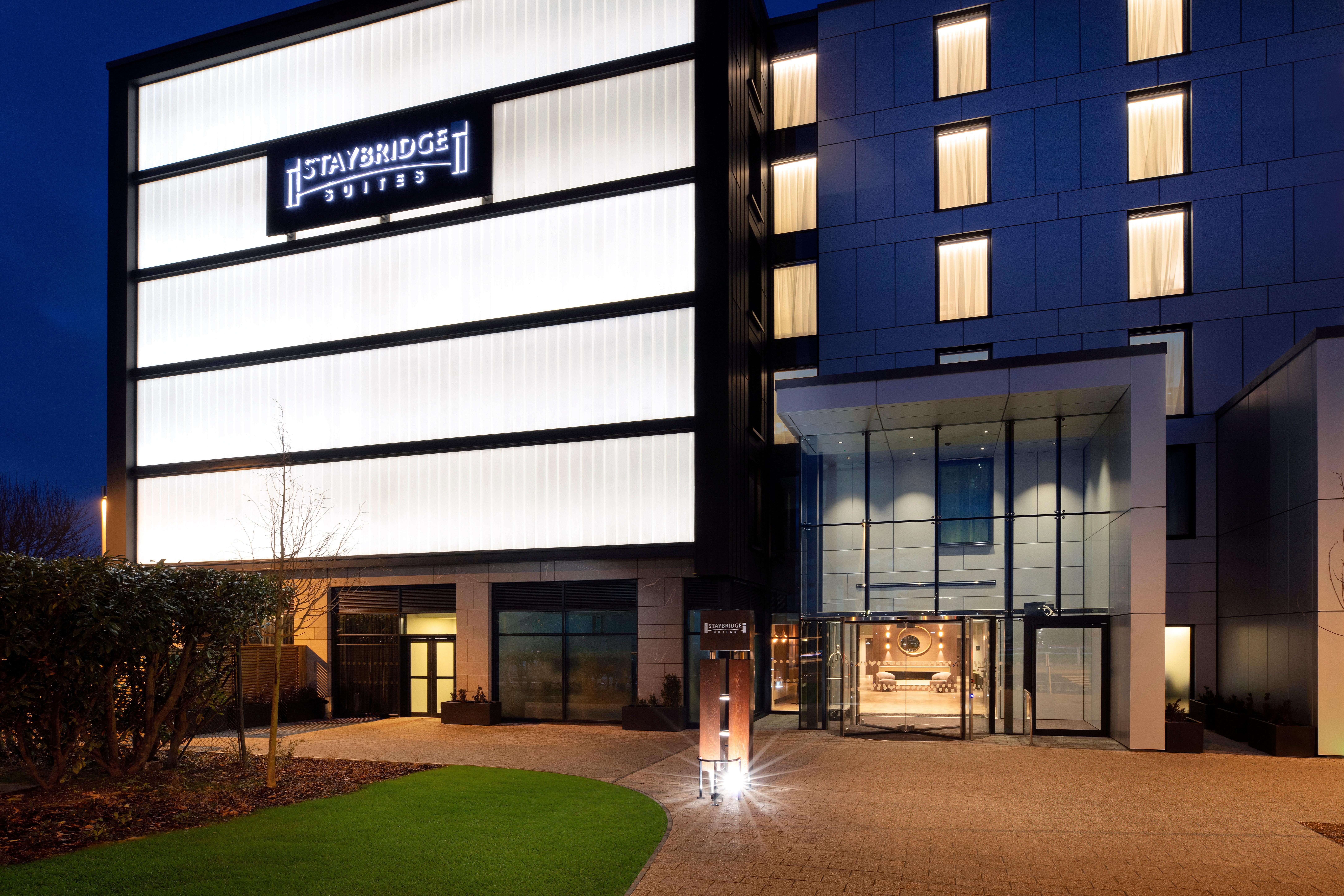 Staybridge Suites London Heathrow - Bath Road, An Ihg Aparthotel Hillingdon Esterno foto