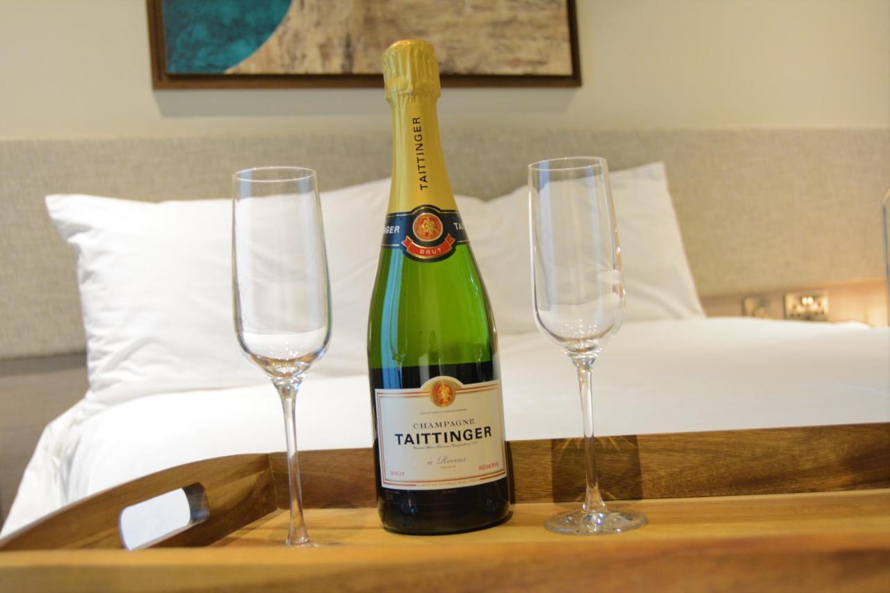 Staybridge Suites London Heathrow - Bath Road, An Ihg Aparthotel Hillingdon Esterno foto
